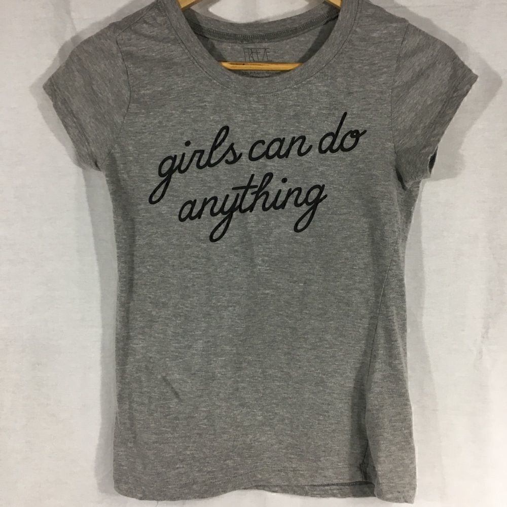 Freeze XL gray short sleeved tee. “Girls can do anything” saying. Fitted
